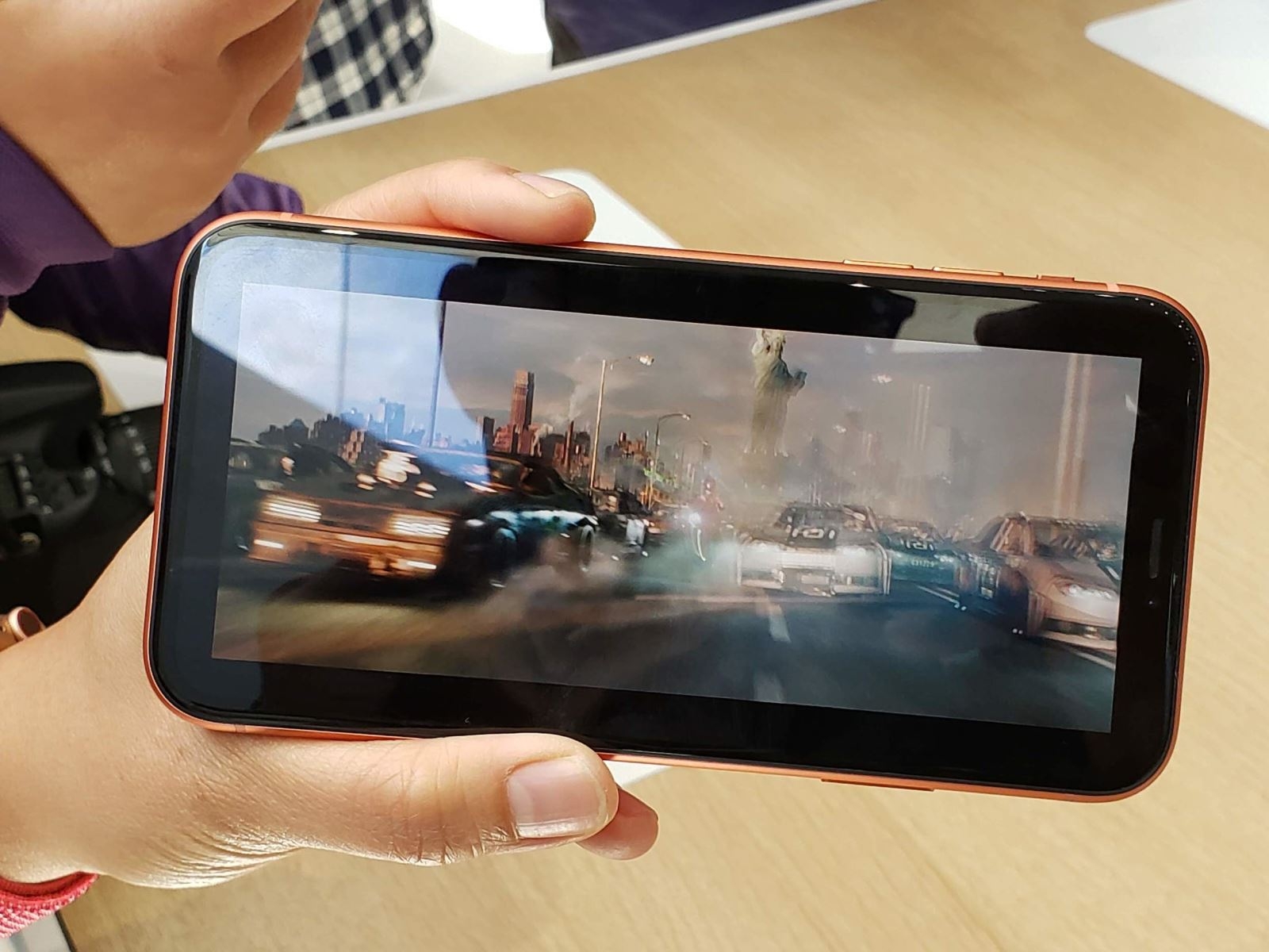 Trên tay iPhone Xr: chiếc smartphone "tầm trung" của Apple