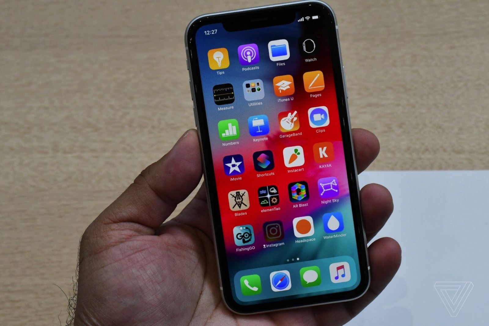 Trên tay iPhone Xr: chiếc smartphone "tầm trung" của Apple