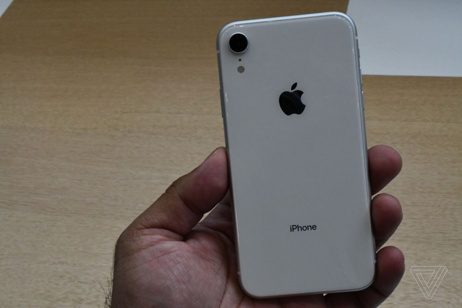 Trên tay iPhone Xr: chiếc smartphone "tầm trung" của Apple