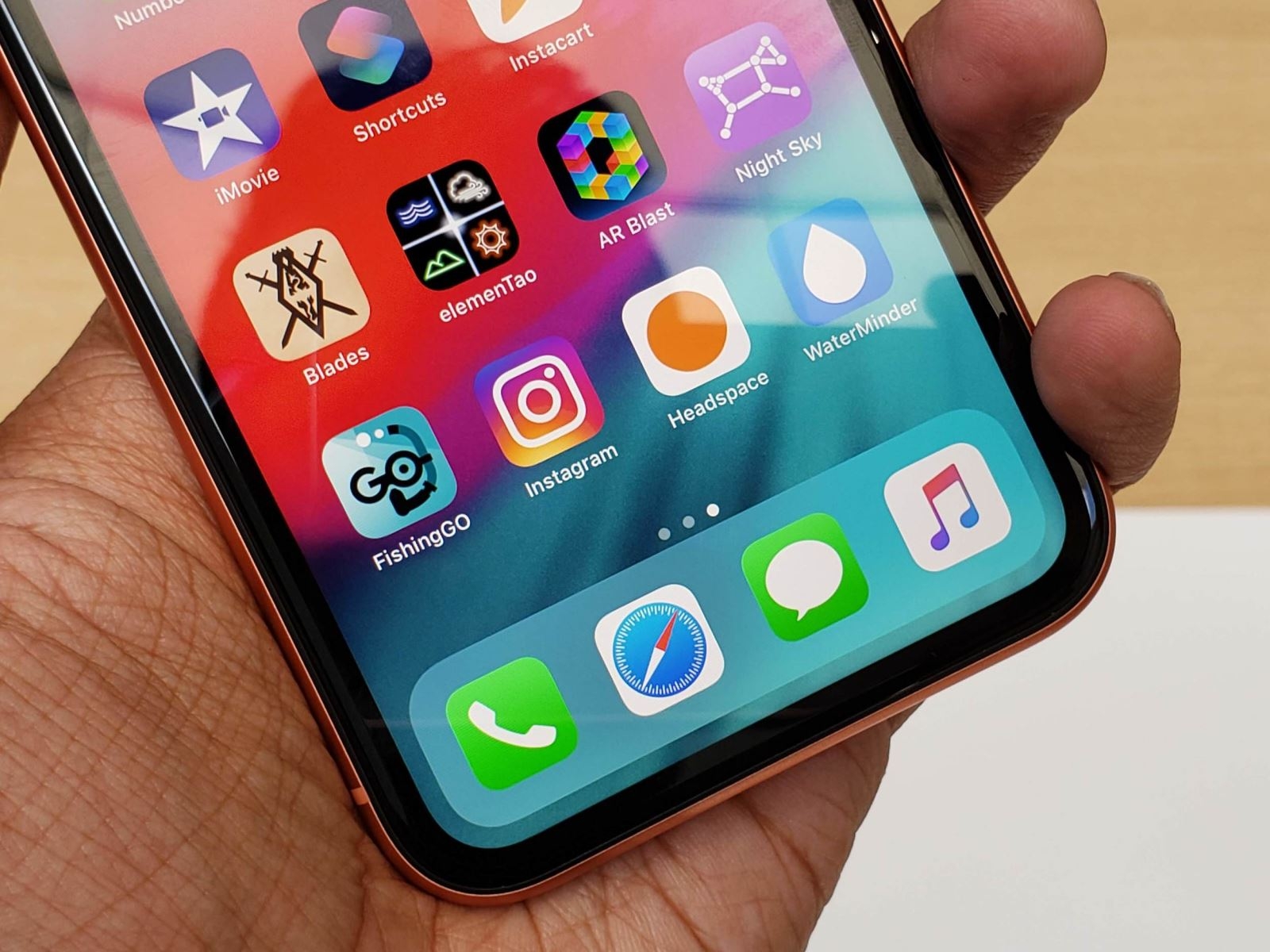 Trên tay iPhone Xr: chiếc smartphone "tầm trung" của Apple