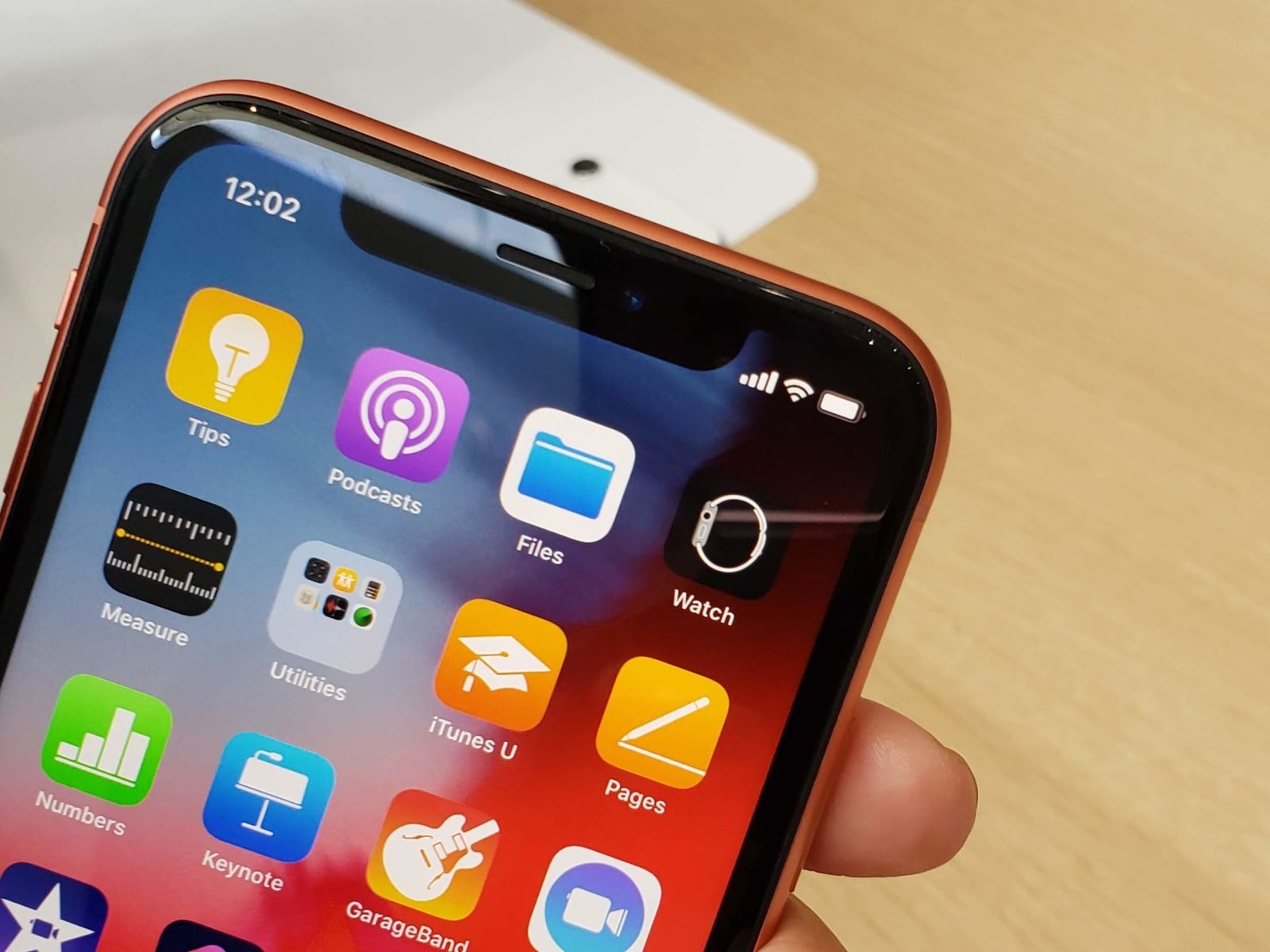 Trên tay iPhone Xr: chiếc smartphone "tầm trung" của Apple