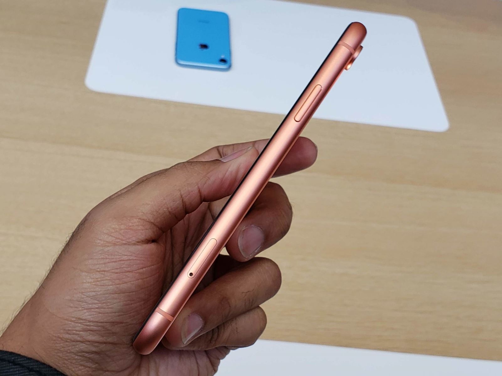Trên tay iPhone Xr: chiếc smartphone "tầm trung" của Apple