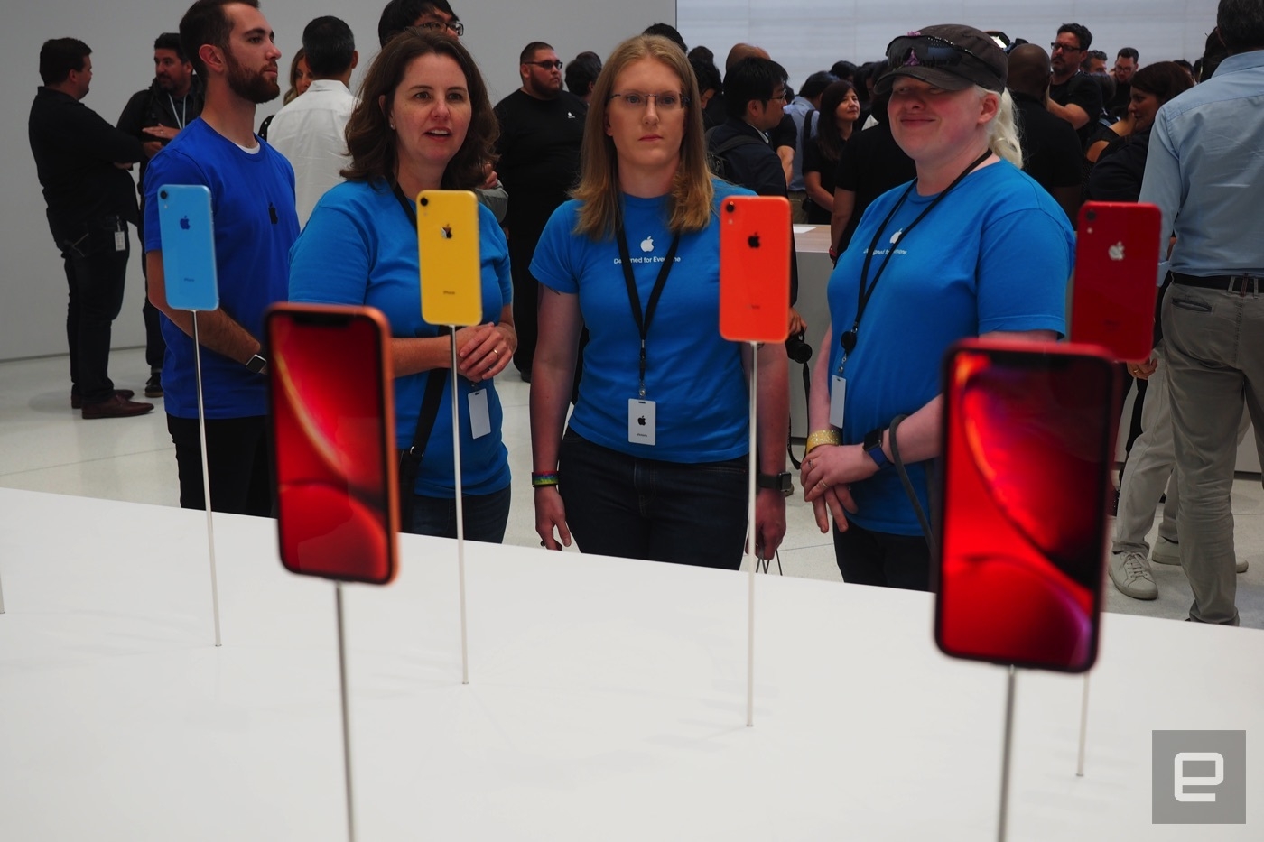 Trên tay iPhone Xr: chiếc smartphone "tầm trung" của Apple
