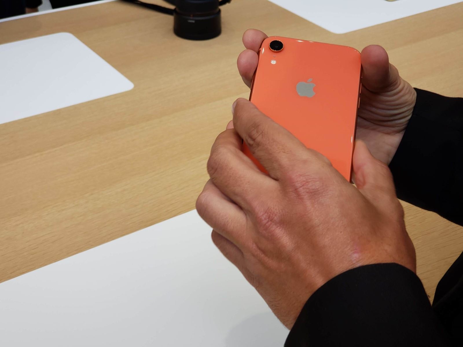 Trên tay iPhone Xr: chiếc smartphone "tầm trung" của Apple
