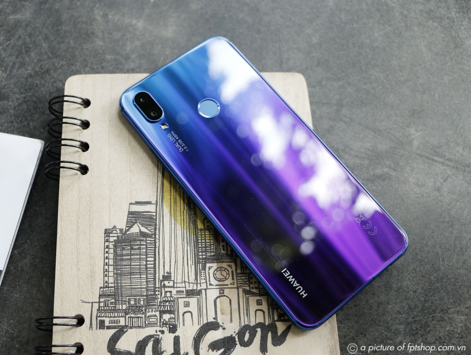 FPT Shop tặng sạc dự phòng 10.000mAh cho khách mua Huawei Nova 3i