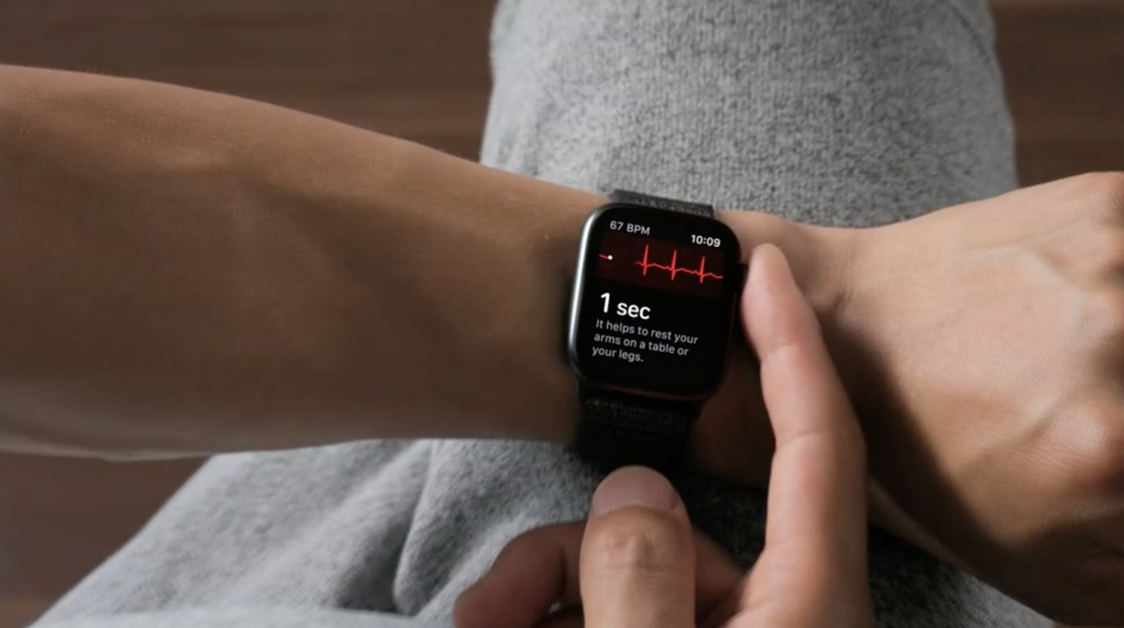 Cảm biến đo điện tâm đồ trên Apple Watch Series 4 Cảm biến đo điện tâm đồ trên Apple Watch Series 4