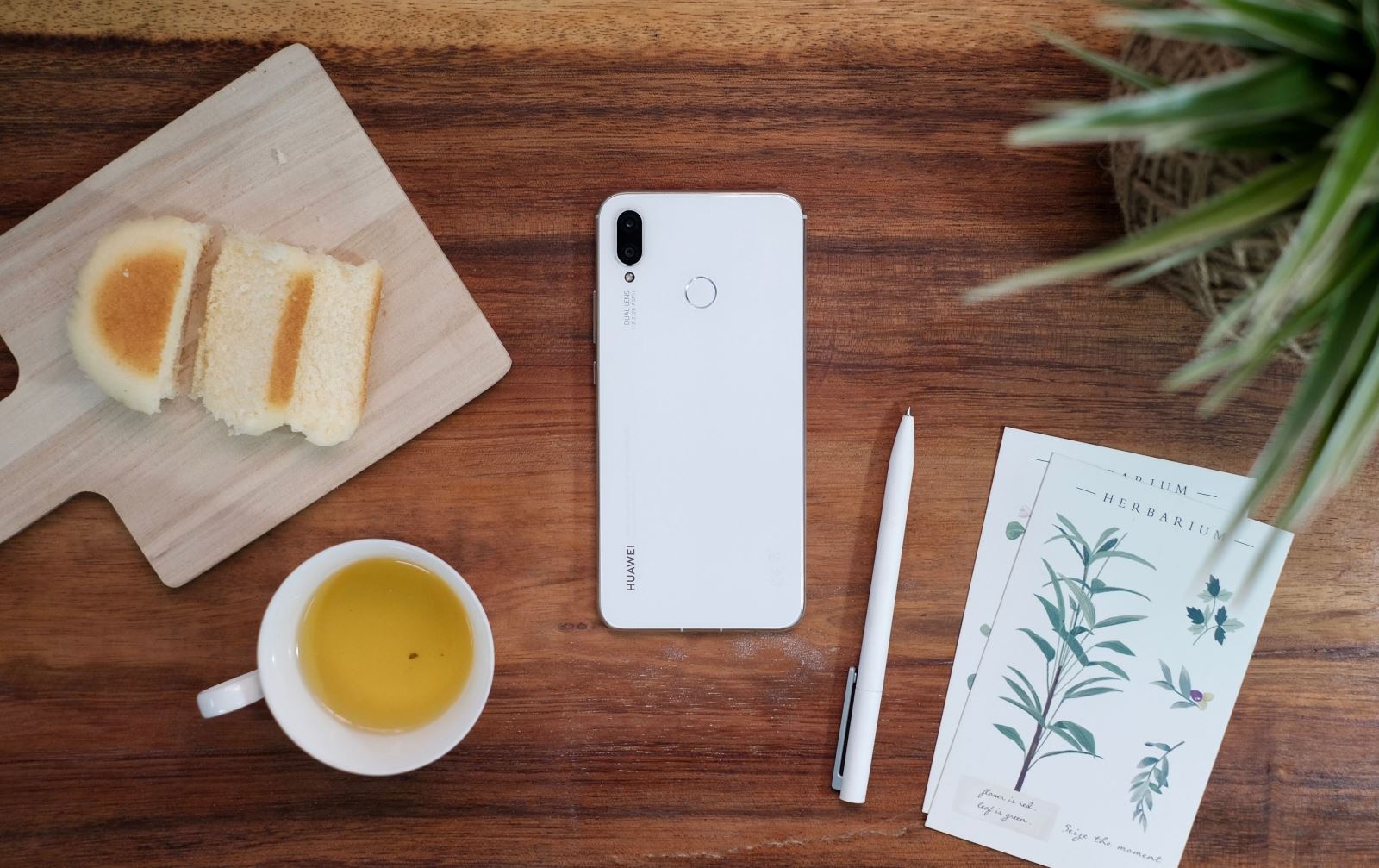 Huawei Nova 3i Trắng Huawei Nova 3i Trắng Ngọc Trai lên kệ FPT Shop với giá không đổi 6,99 triệu đồng