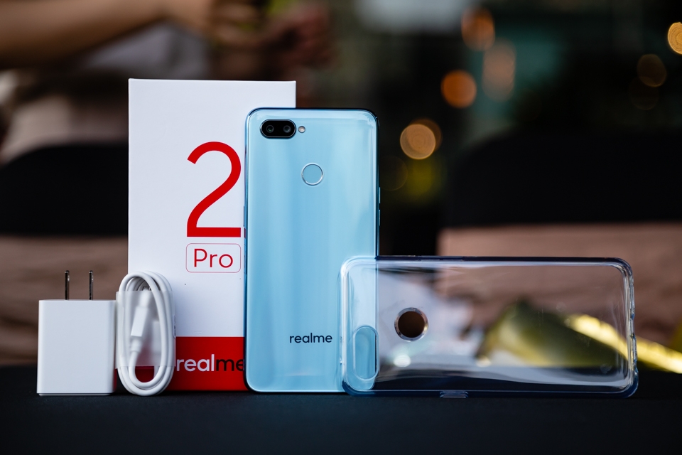 Trên tay realme 2 pro 02
