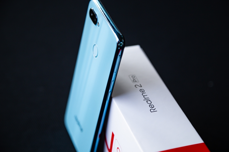Trên tay realme 2 pro 05