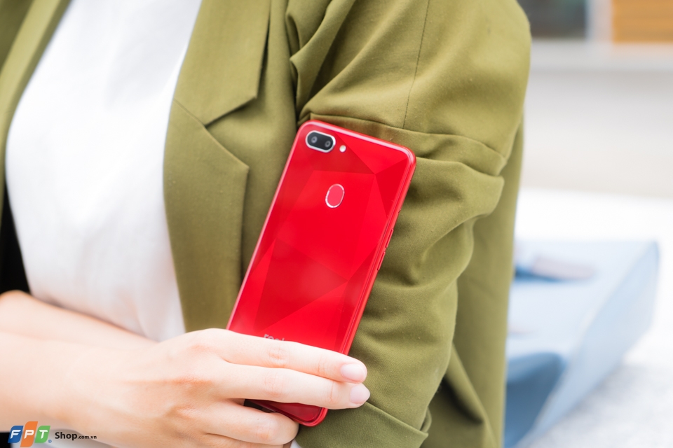 trên tay realme 2 màu đỏ 04 trên tay realme 2 màu đỏ 04