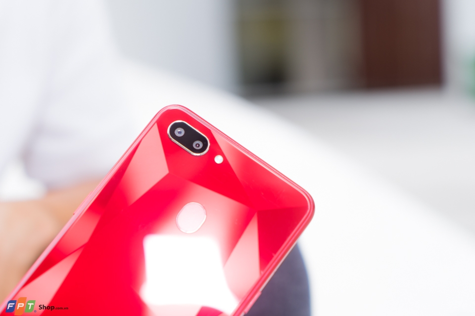 trên tay realme 2 màu đỏ 08 trên tay realme 2 màu đỏ 08