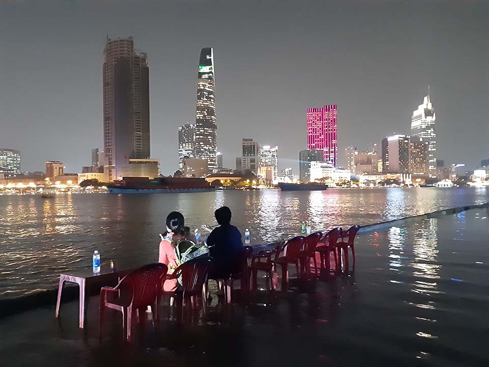 Ảnh thiếu sáng chụp từ camera Galaxy A7 (2018) Ảnh thiếu sáng chụp từ camera Galaxy A7 (2018)