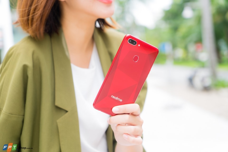 So sánh Realme 2 với các đối thủ 02