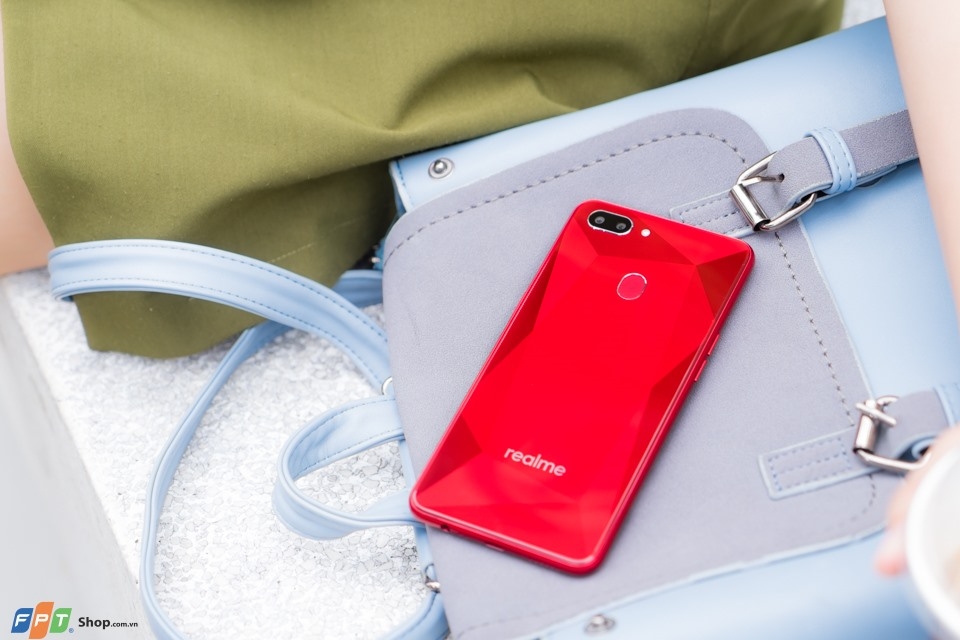 So sánh Realme 2 với các đối thủ 05