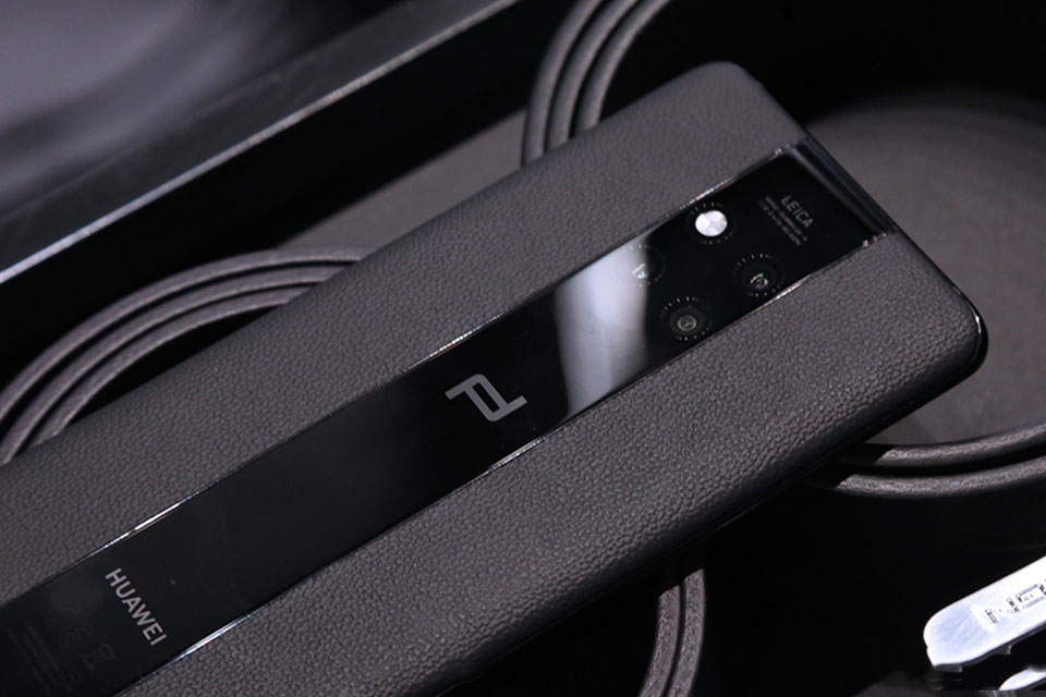 Trên tay Huawei Mate 20 RS Porsche Design Trên tay Huawei Mate 20 RS Porsche Design