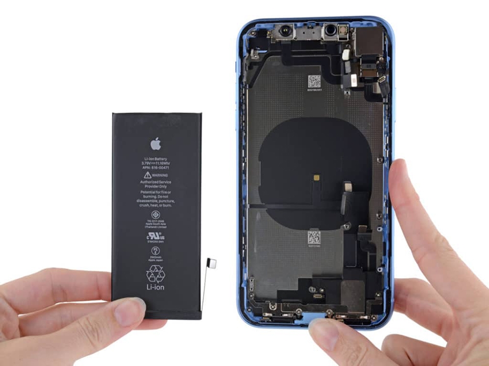 Mổ bụng iPhone XR (ảnh 1)