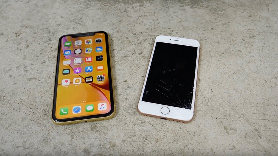 Tra tấn iPhone XR và iPhone 8 (ảnh 2) Tra tấn iPhone XR và iPhone 8 (ảnh 2)