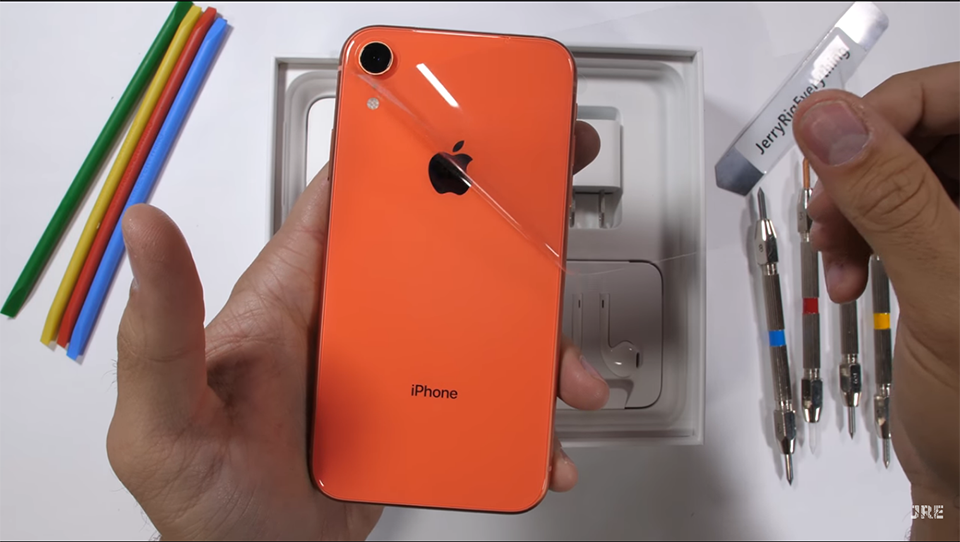 Tra tấn iPhone XR bằng dao, hơ lửa và bẻ cong (ảnh 1) Tra tấn iPhone XR bằng dao, hơ lửa và bẻ cong (ảnh 1)