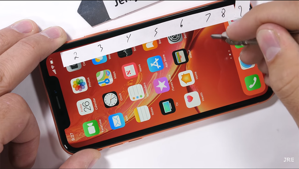 Tra tấn iPhone XR bằng dao, hơ lửa và bẻ cong (ảnh 2) Tra tấn iPhone XR bằng dao, hơ lửa và bẻ cong (ảnh 2)