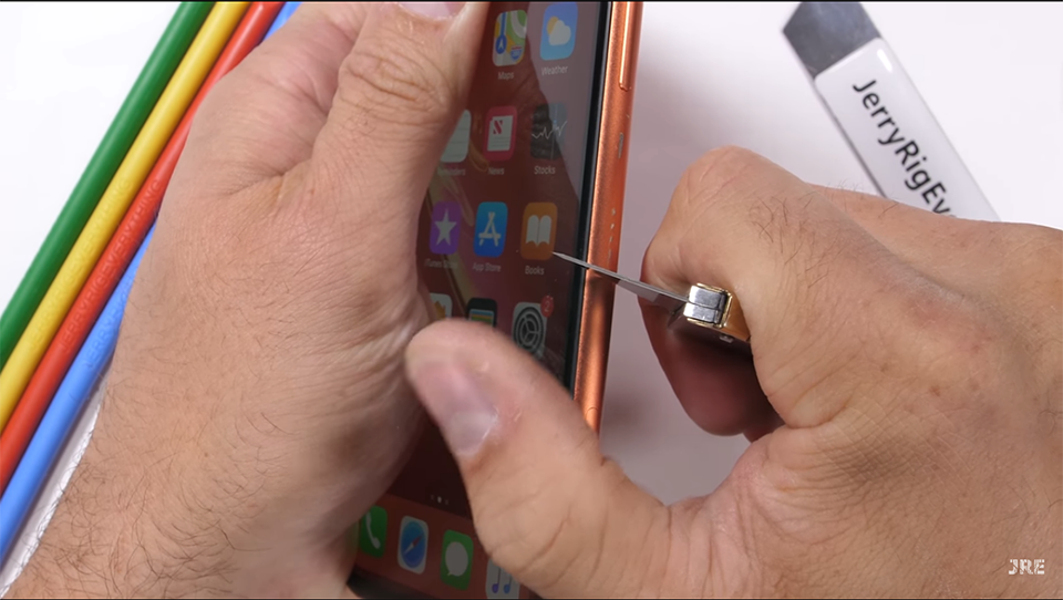Tra tấn iPhone XR bằng dao, hơ lửa và bẻ cong (ảnh 3) Tra tấn iPhone XR bằng dao, hơ lửa và bẻ cong (ảnh 3)