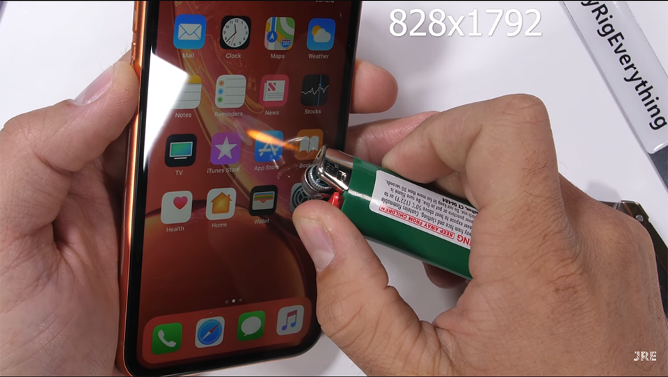 Tra tấn iPhone XR bằng dao, hơ lửa và bẻ cong (ảnh 4) Tra tấn iPhone XR bằng dao, hơ lửa và bẻ cong (ảnh 4)