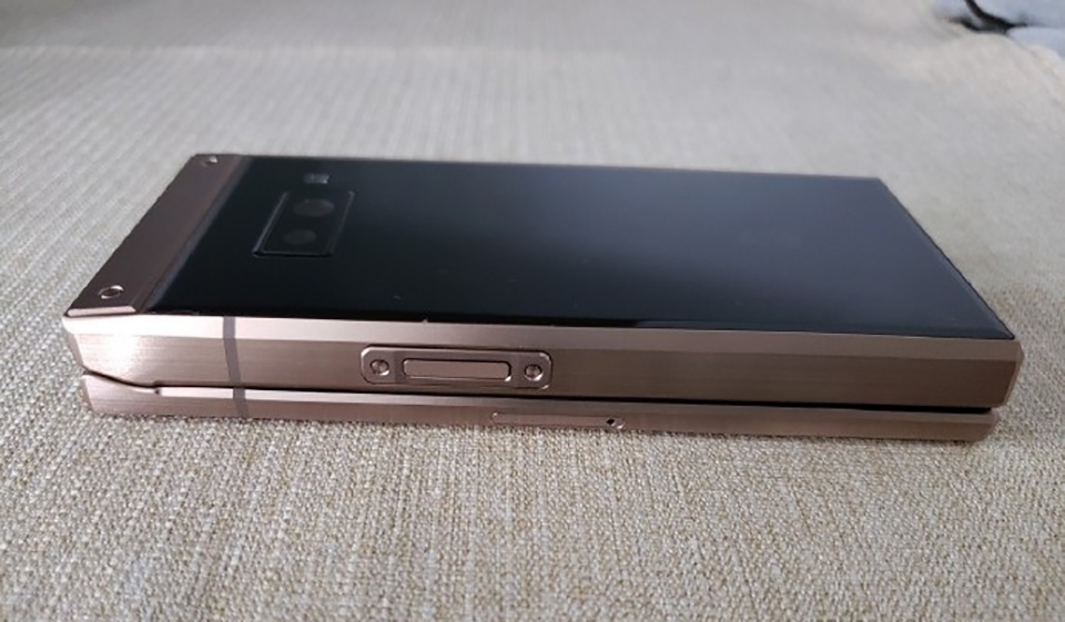 Samsung W2019 lộ ảnh thực tế (ảnh 3) Samsung W2019 lộ ảnh thực tế (ảnh 3)