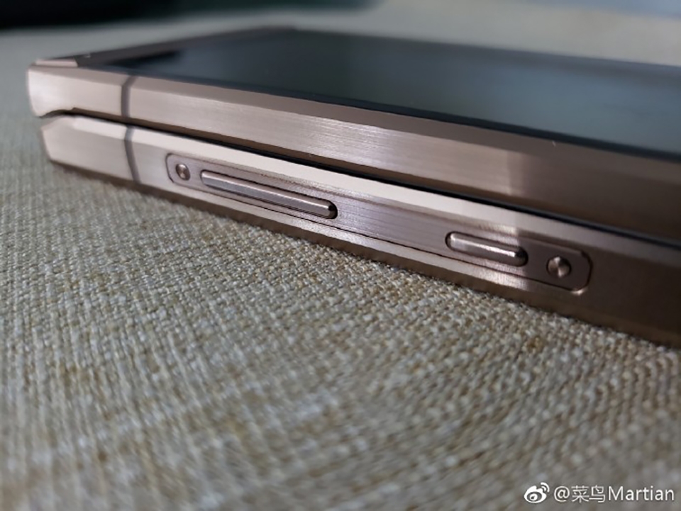Samsung W2019 lộ ảnh thực tế (ảnh 4) Samsung W2019 lộ ảnh thực tế (ảnh 4)