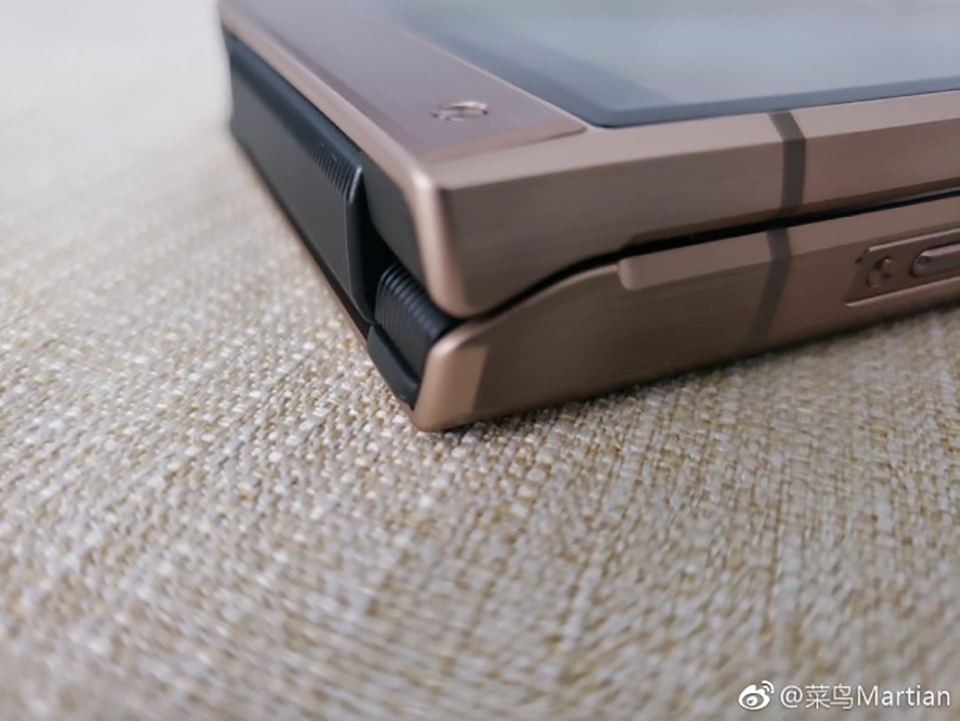 Samsung W2019 lộ ảnh thực tế (ảnh 6) Samsung W2019 lộ ảnh thực tế (ảnh 6)