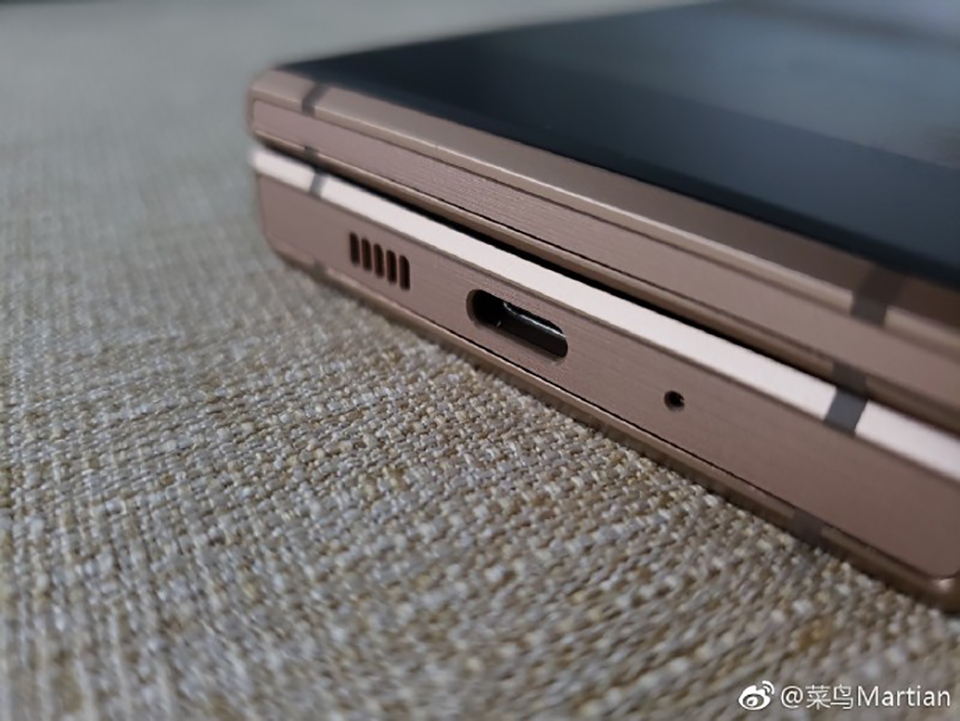 Samsung W2019 lộ ảnh thực tế (ảnh 9) Samsung W2019 lộ ảnh thực tế (ảnh 9)