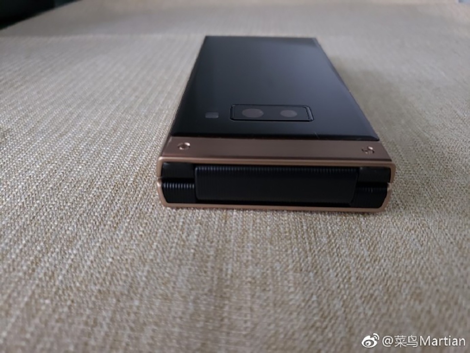 Samsung W2019 lộ ảnh thực tế (ảnh 2) Samsung W2019 lộ ảnh thực tế (ảnh 2)