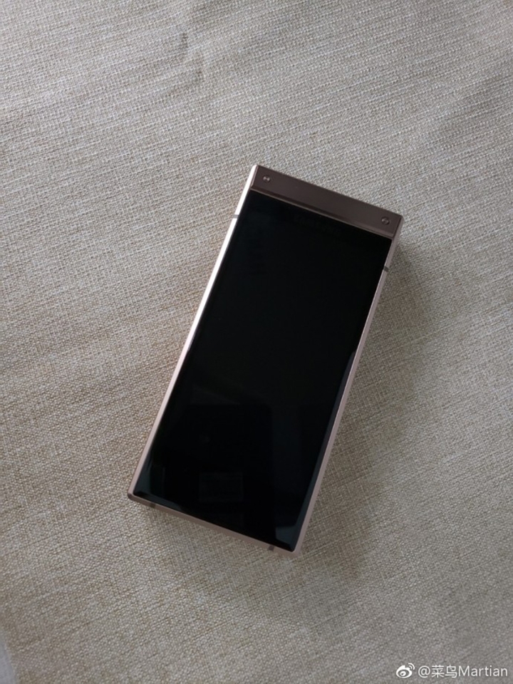 Samsung W2019 lộ ảnh thực tế (ảnh 1) Samsung W2019 lộ ảnh thực tế (ảnh 1)