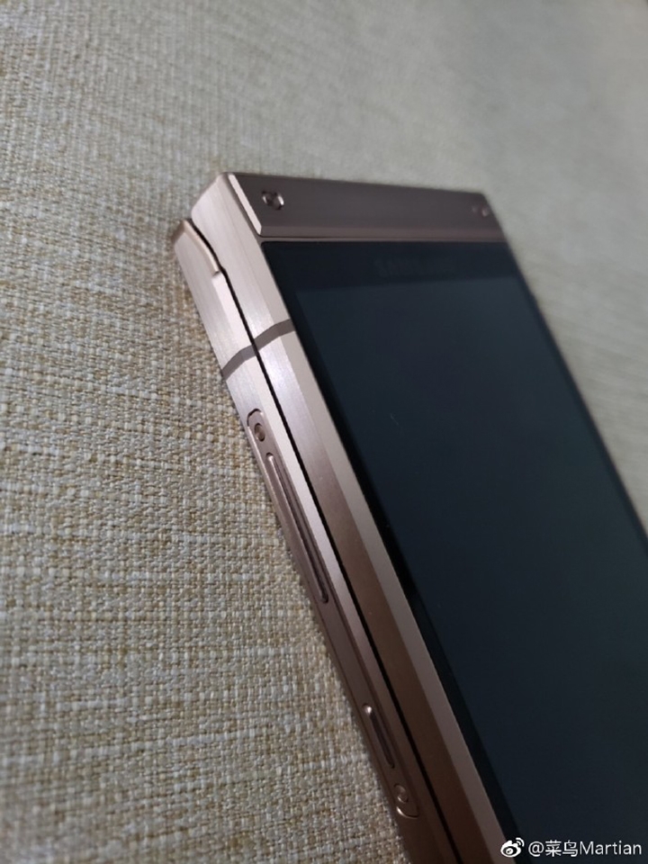 Samsung W2019 lộ ảnh thực tế (ảnh 10) Samsung W2019 lộ ảnh thực tế (ảnh 10)