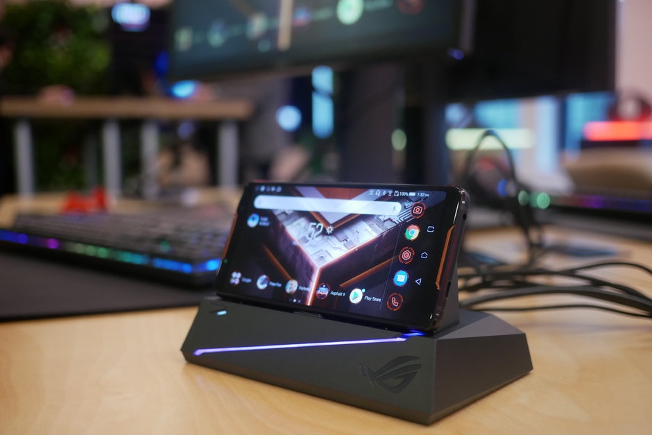 Mở hộp và trên tay smartphone gaming Asus ROG Phone