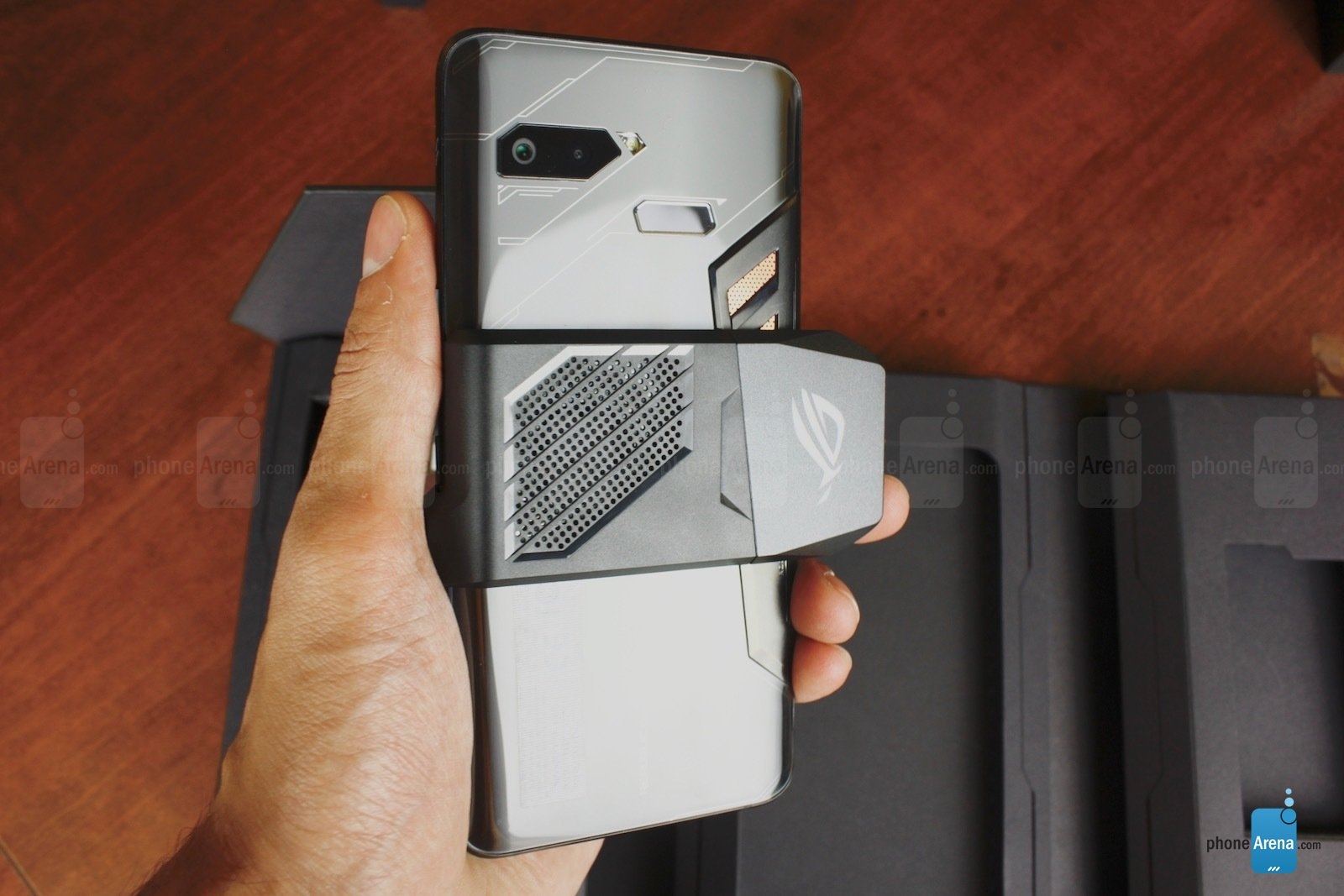 Mở hộp và trên tay smartphone gaming Asus ROG Phone