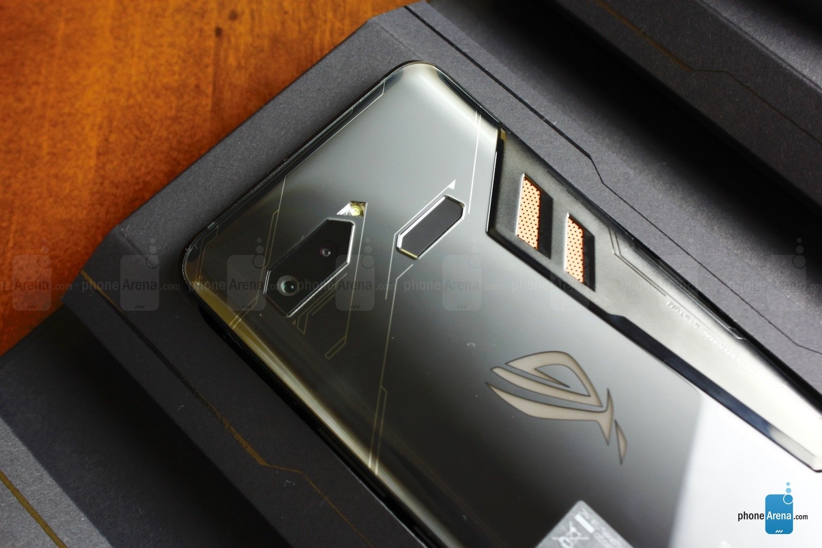 Mở hộp và trên tay smartphone gaming Asus ROG Phone