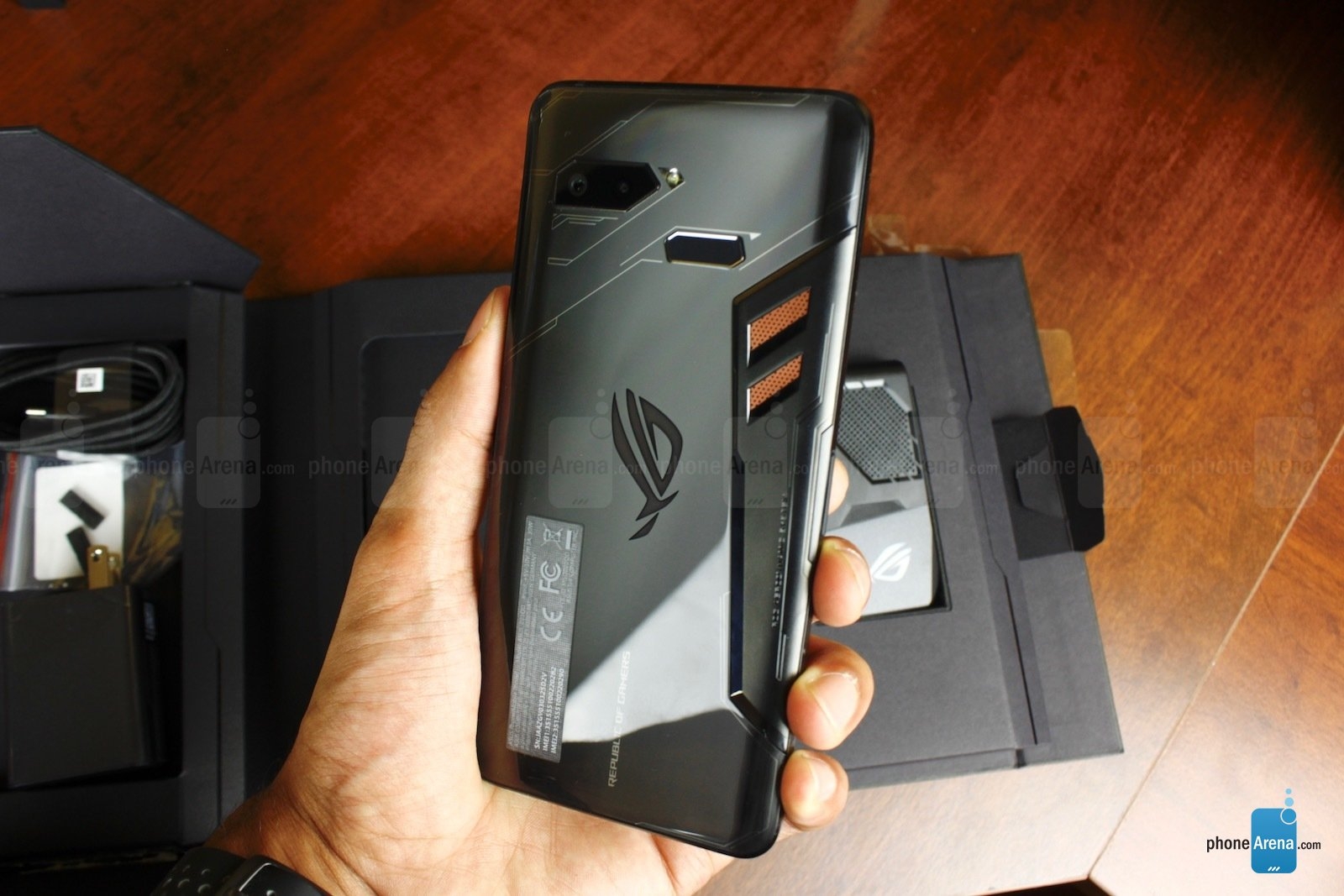 Mở hộp và trên tay smartphone gaming Asus ROG Phone