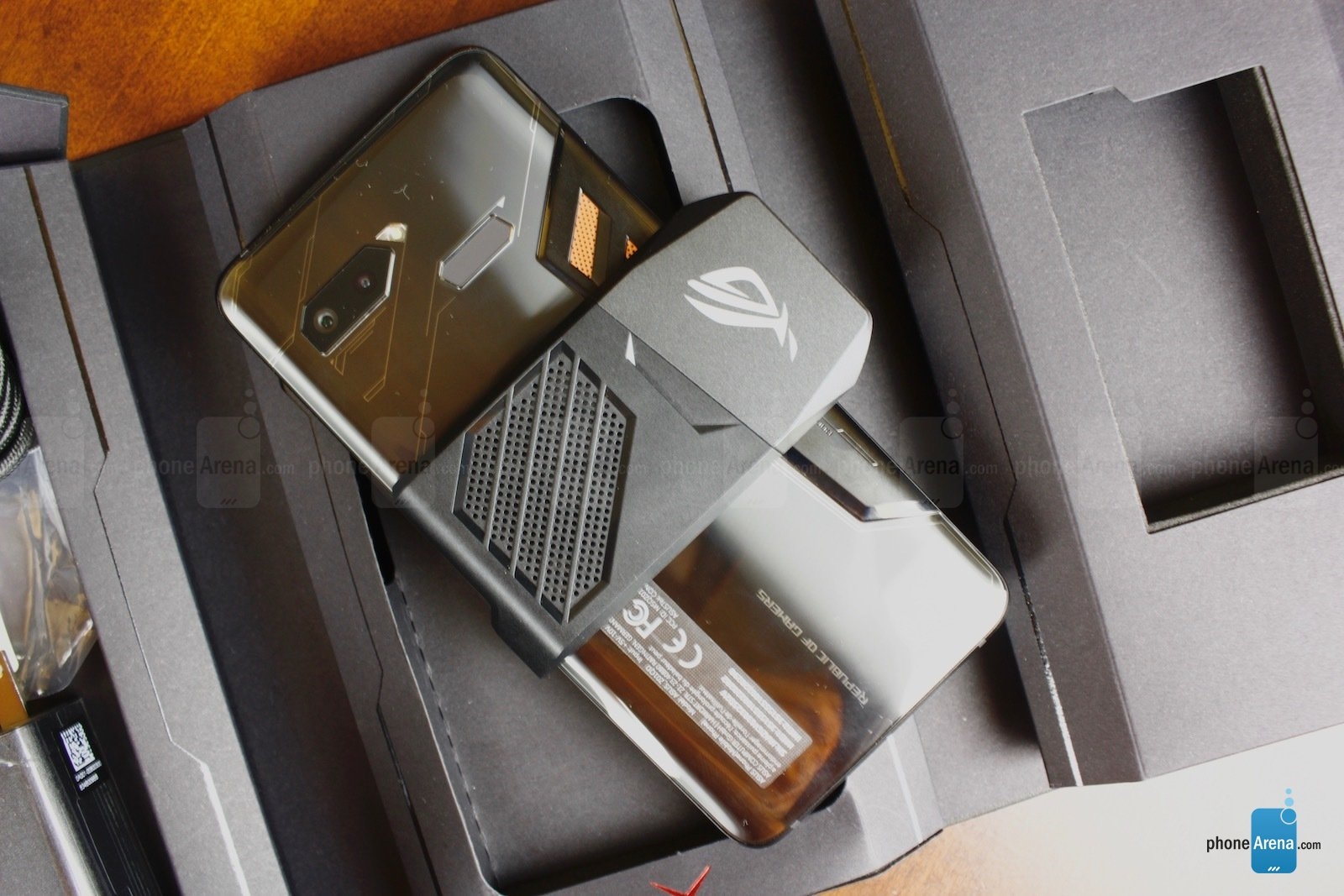 Mở hộp và trên tay smartphone gaming Asus ROG Phone