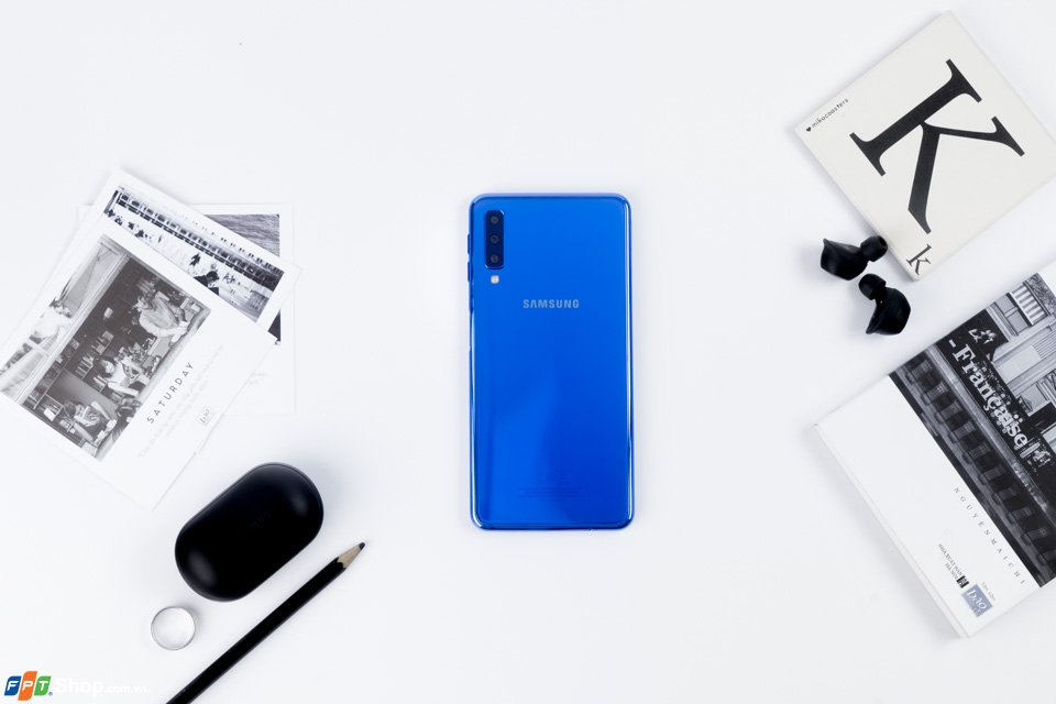 Ngắm nhìn Galaxy A7 (2019) tuyệt đẹp với thiết kế gradient, cụm 3 camera đầy sức hút