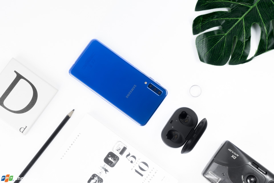 Ngắm nhìn Galaxy A7 (2019) tuyệt đẹp với thiết kế gradient, cụm 3 camera đầy sức hút