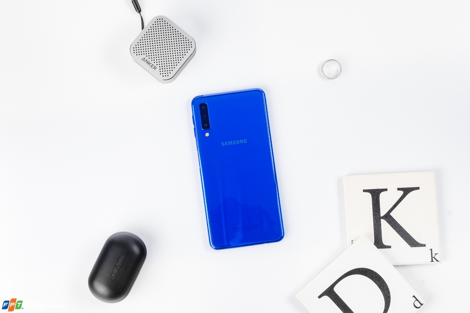 Ngắm nhìn Galaxy A7 (2019) tuyệt đẹp với thiết kế gradient, cụm 3 camera đầy sức hút