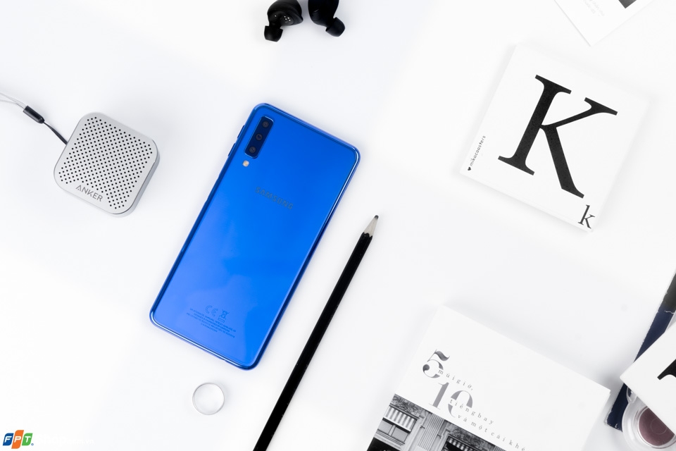 Ngắm nhìn Galaxy A7 (2019) tuyệt đẹp với thiết kế gradient, cụm 3 camera đầy sức hút