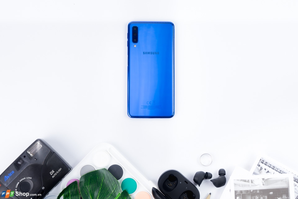Ngắm nhìn Galaxy A7 (2019) tuyệt đẹp với thiết kế gradient, cụm 3 camera đầy sức hút