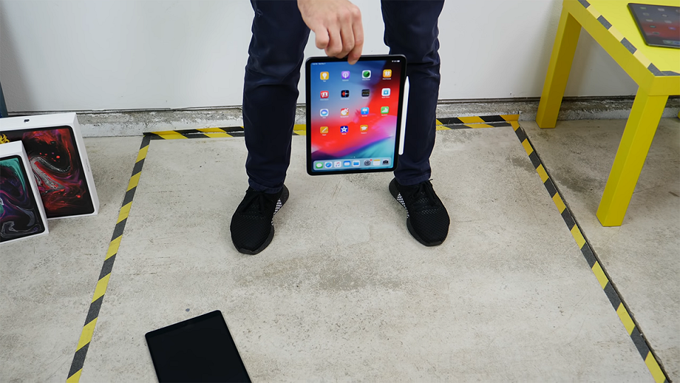 iPad Pro 2018 gây thất vọng trong bài kiểm tra độ bền