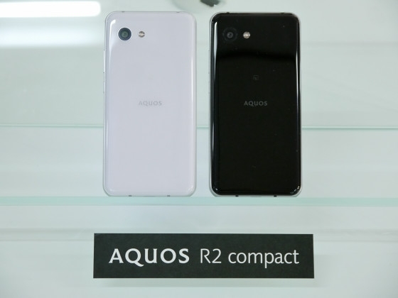 Trên tay Sharp Aquos R2 compact - smartphone 2 tai thỏ
