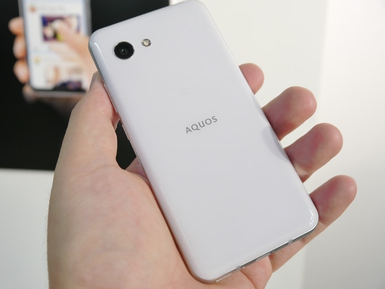 Sharp Aquos R2 compact - smartphone 2 tai thỏ 03 Sharp Aquos R2 compact - smartphone 2 tai thỏ 03