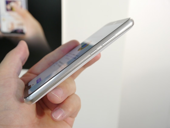 Sharp Aquos R2 compact - smartphone 2 tai thỏ 09 Sharp Aquos R2 compact - smartphone 2 tai thỏ 09