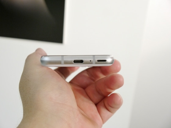 Sharp Aquos R2 compact - smartphone 2 tai thỏ 11 Sharp Aquos R2 compact - smartphone 2 tai thỏ 11