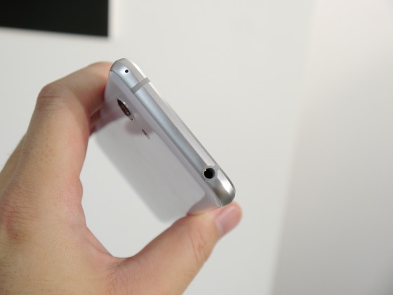 Sharp Aquos R2 compact - smartphone 2 tai thỏ 12 Sharp Aquos R2 compact - smartphone 2 tai thỏ 12