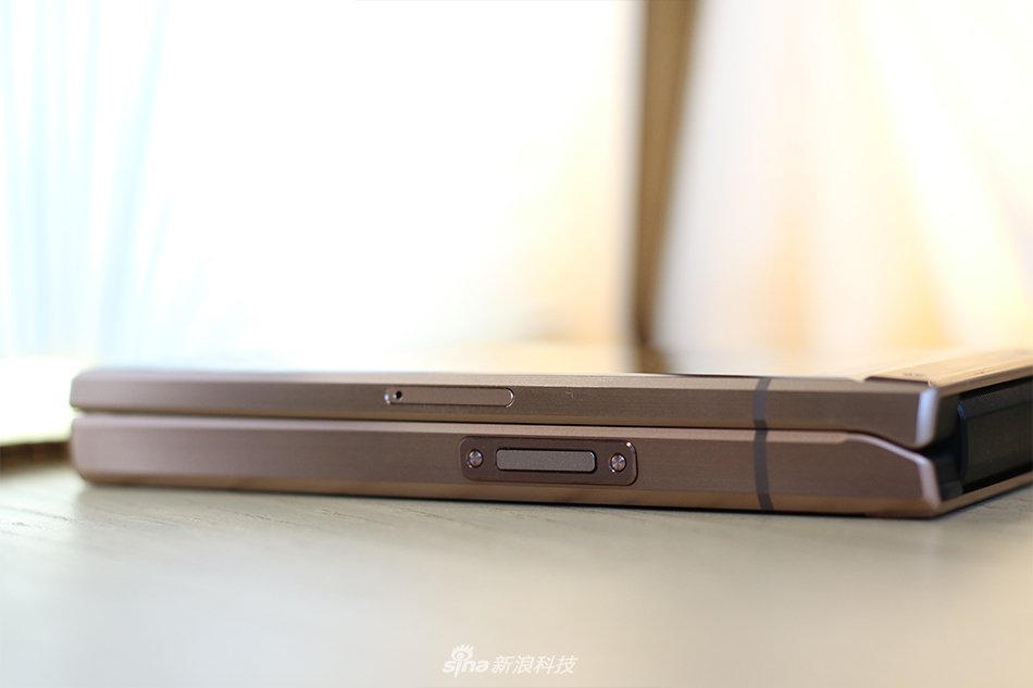 Smartphone gập của Samsung – W2019 khoe dáng trong loạt ảnh thực tế 2