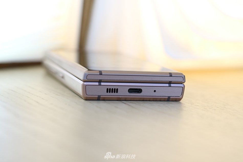 Smartphone gập của Samsung – W2019 khoe dáng trong loạt ảnh thực tế 3